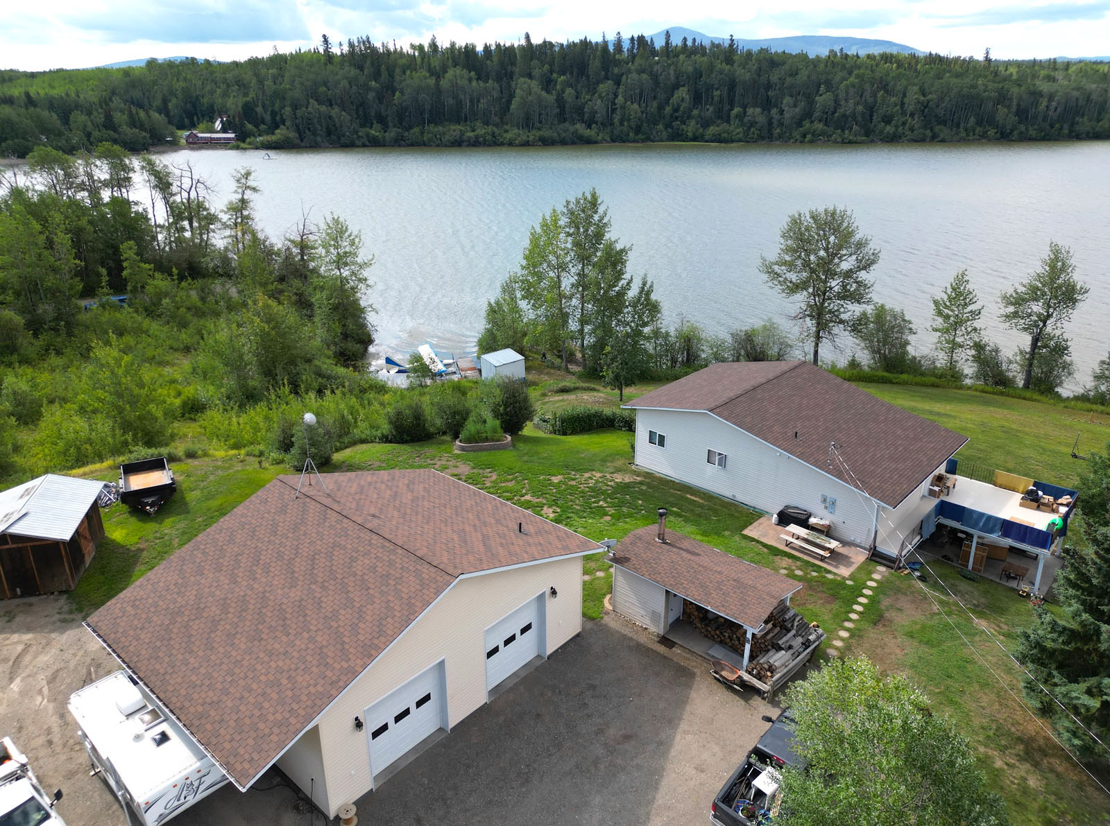 Rural Retreat on Sinkut Lake 4Bedroom Home with Barn and Float Plane