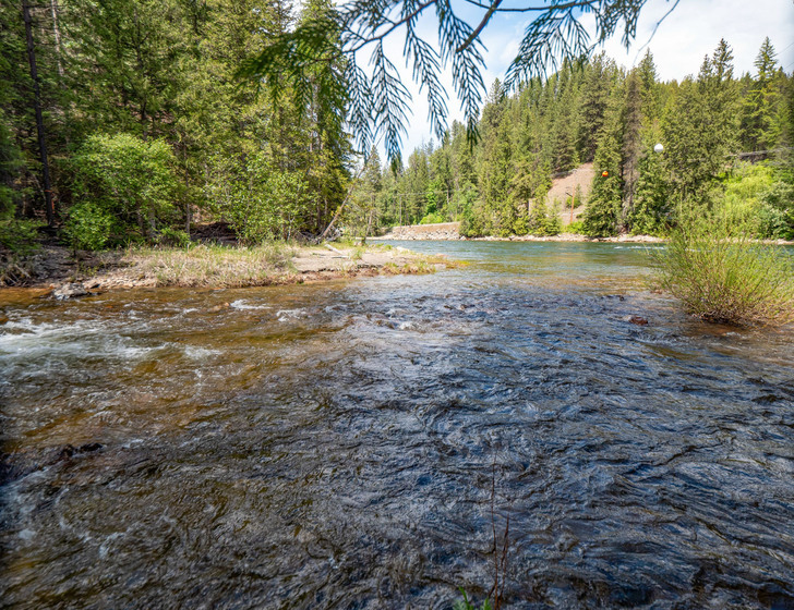 Impressive 3,500 Ft Riverfront Acreage - 2 Homes - Crescent Valley, Kootenays