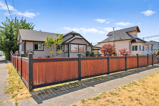 Thumb ladysmith residence 02