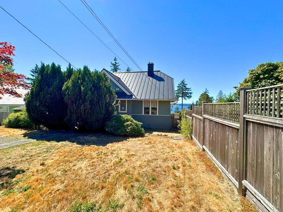 Thumb powell river ocean view home 41