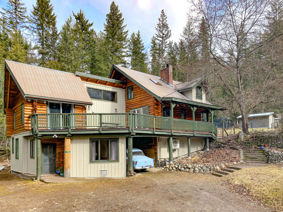 Nakusp Country Retreat - Log Home, Pool and 12.73 Acres