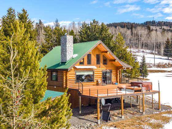 South Facing Lac des Roches Waterfront Cabin with Dock & Lake Access - Lone Butte, BC