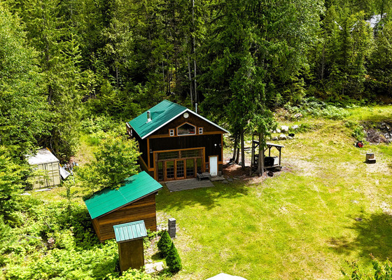 Well Equipped Off-Grid Cabin - Beaton, BC