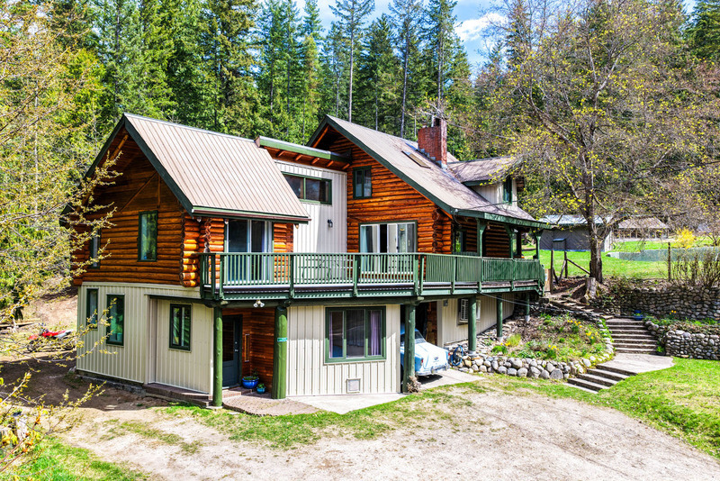 Nakusp Country Retreat - Log Home, Pool and 12.73 Acres