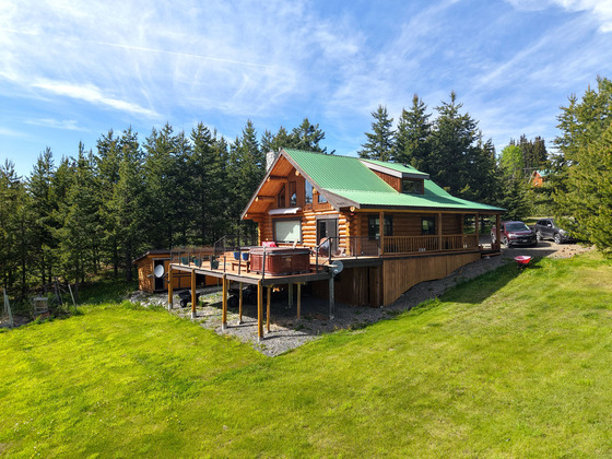 South Facing Lac des Roches Waterfront Cabin with Dock & Lake Access - Lone Butte, BC