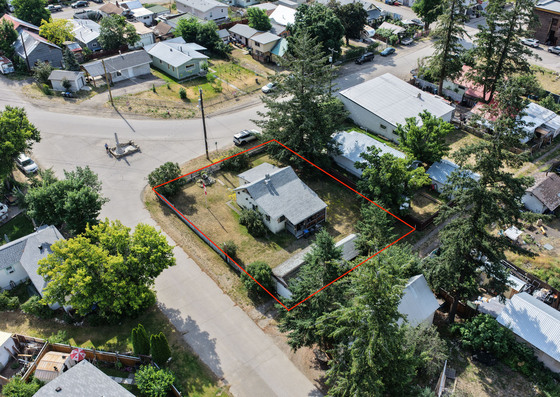 Cute Character Corner Home - Hedley, BC