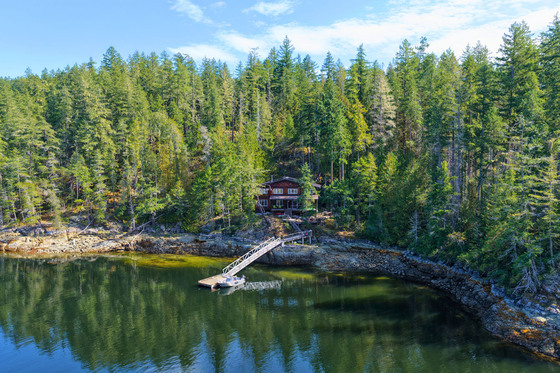 Private Oceanfront Cottage - Grace Harbour, Okeover Inlet