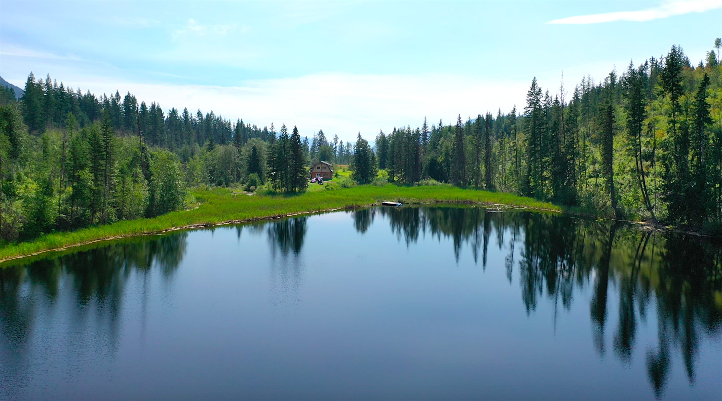 2,170 ft² Log Home Nestled Amongst 77 Acres with Private 8Acre Lake