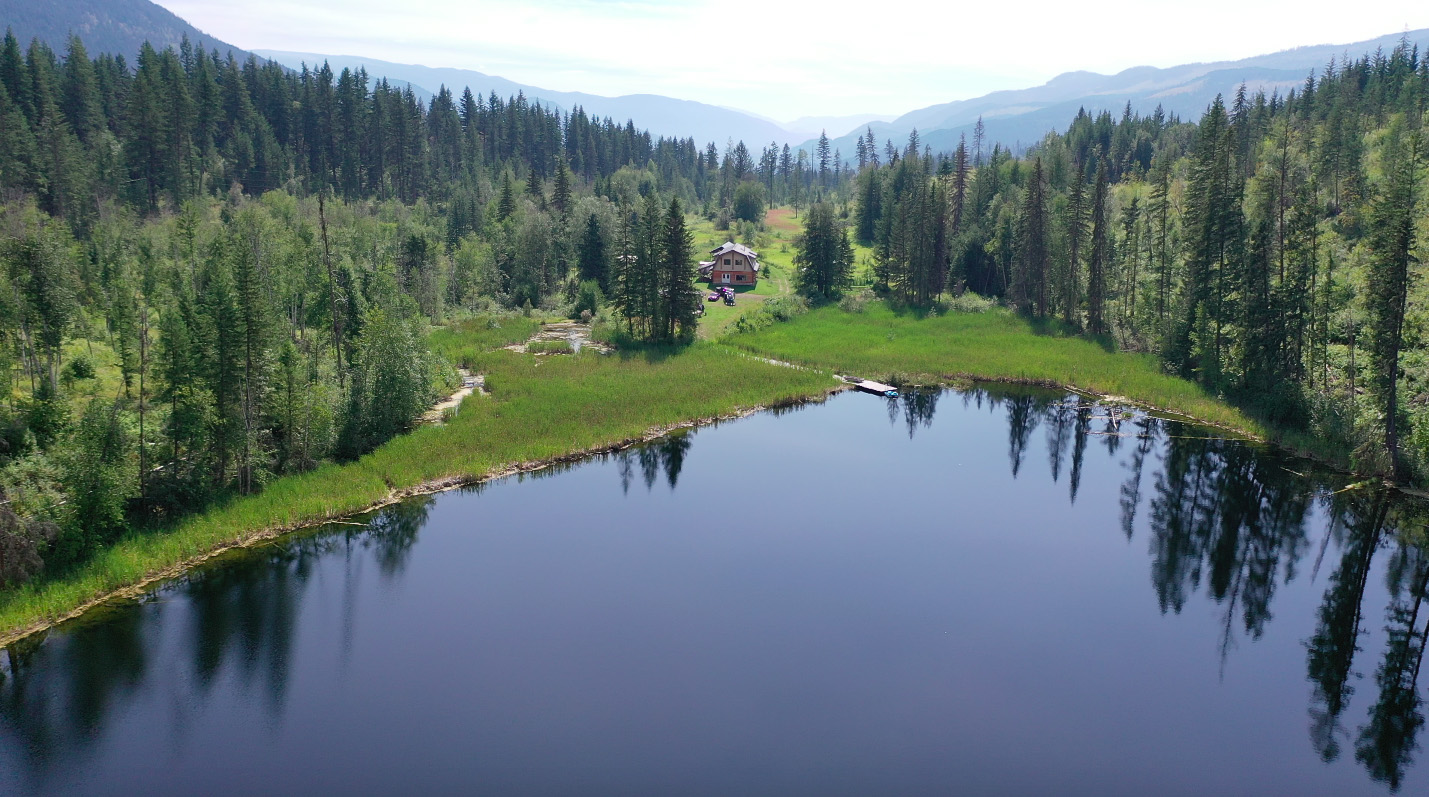 2,170 ft² Log Home Nestled Amongst 77 Acres with Private 8Acre Lake