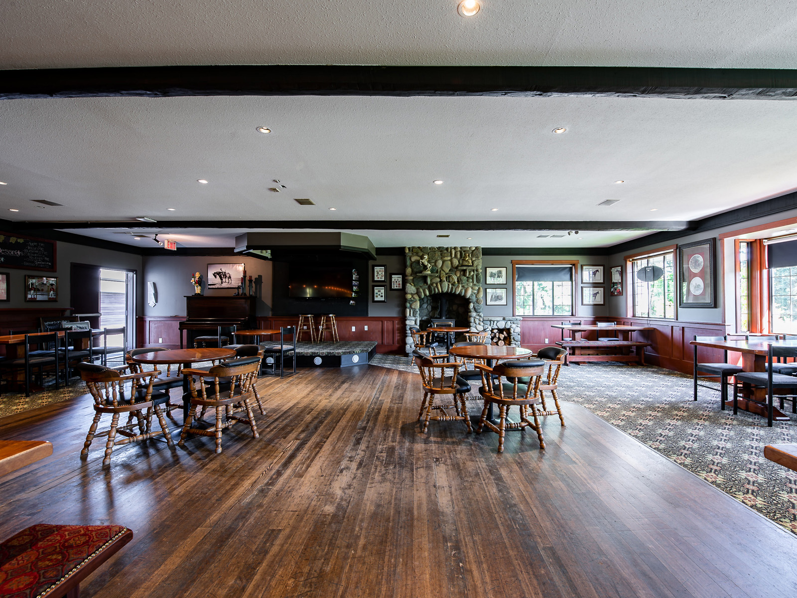 Rocking Horse Country Pub Nanoose Bay, BC LandQuest® Realty