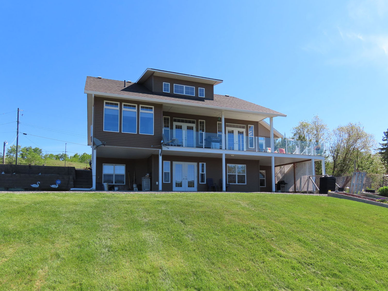Elegant Lakefront Residence Nestled along the Banks of Lac La Hache
