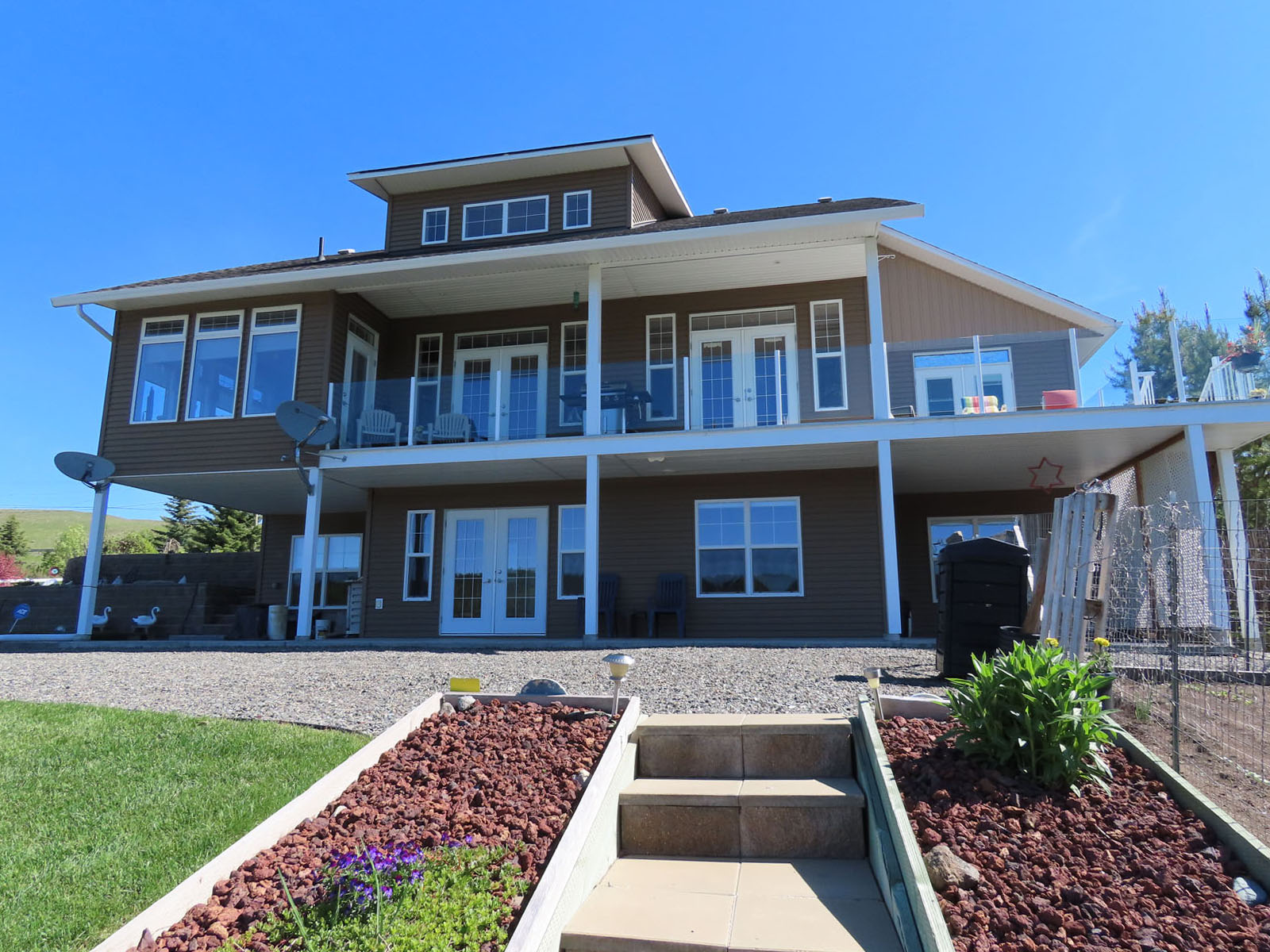 Elegant Lakefront Residence Nestled along the Banks of Lac La Hache