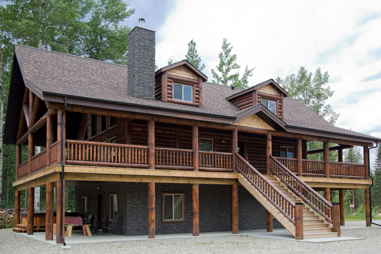 Elegant Log Cabin Situated in One of BC’s Premier Recreation Destinations Valemount, BC