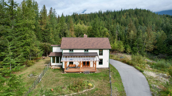 Mountain View Paradise - Charming Family Home on 5 Private Acres - Hagensborg/Bella Coola, BC